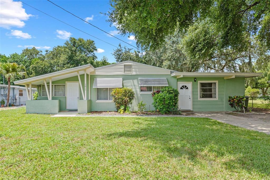 a view of a house with a yard