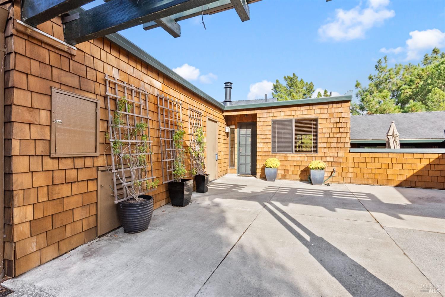 a view of a house with backyard