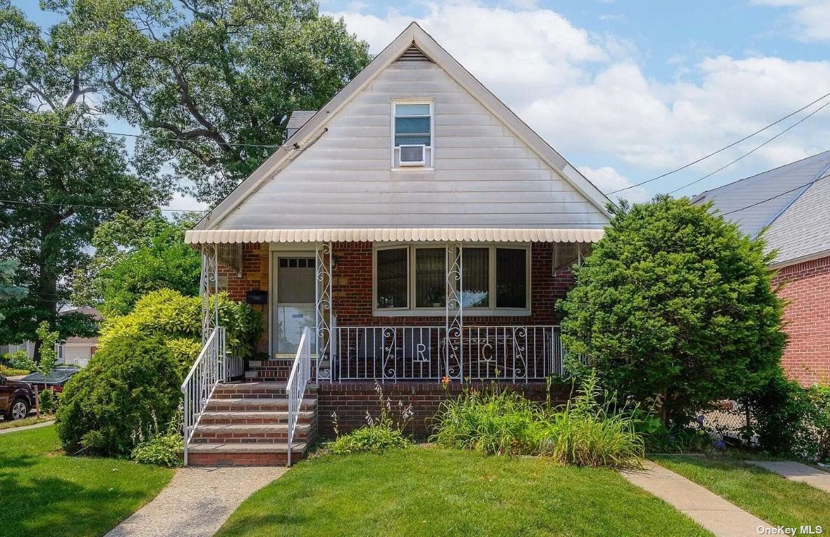 a view of front a house with a yard