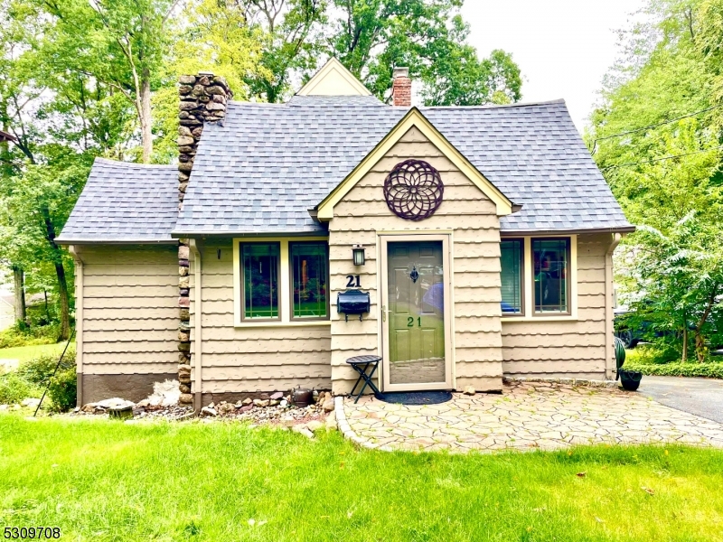 a view of a house with yard and plants