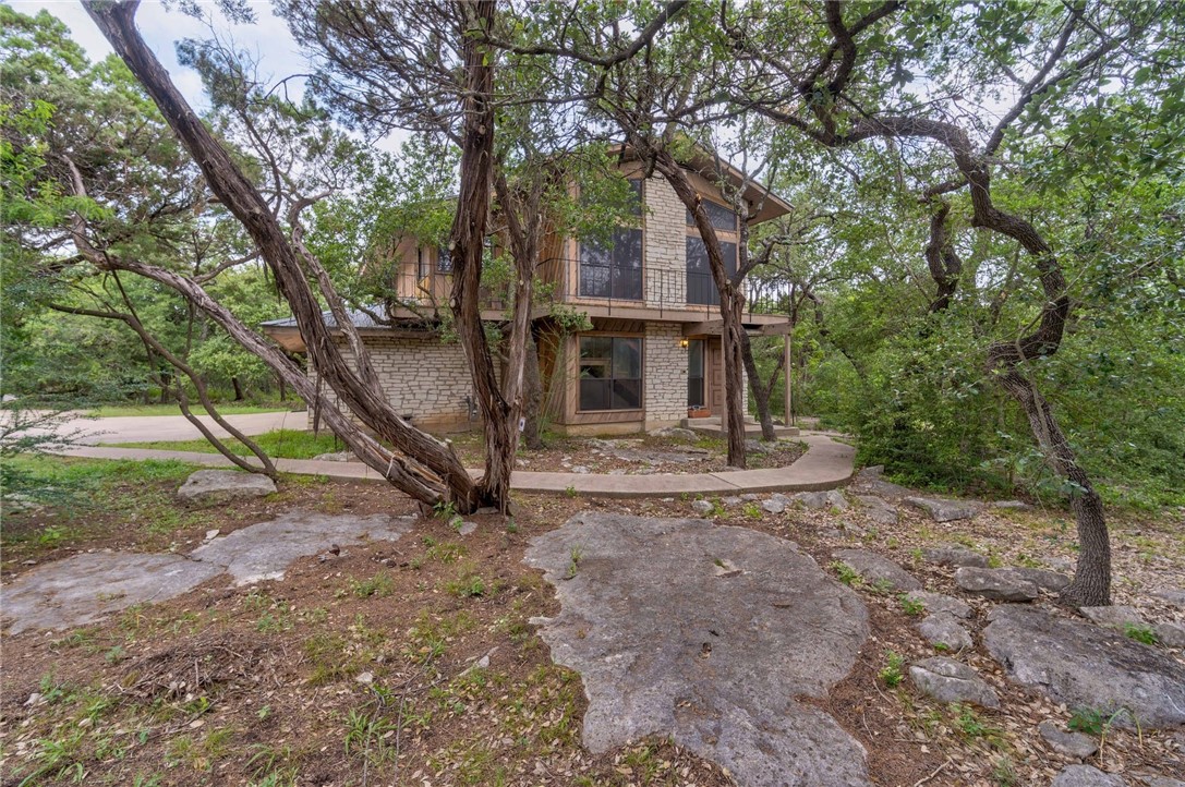 a view of a house with backyard