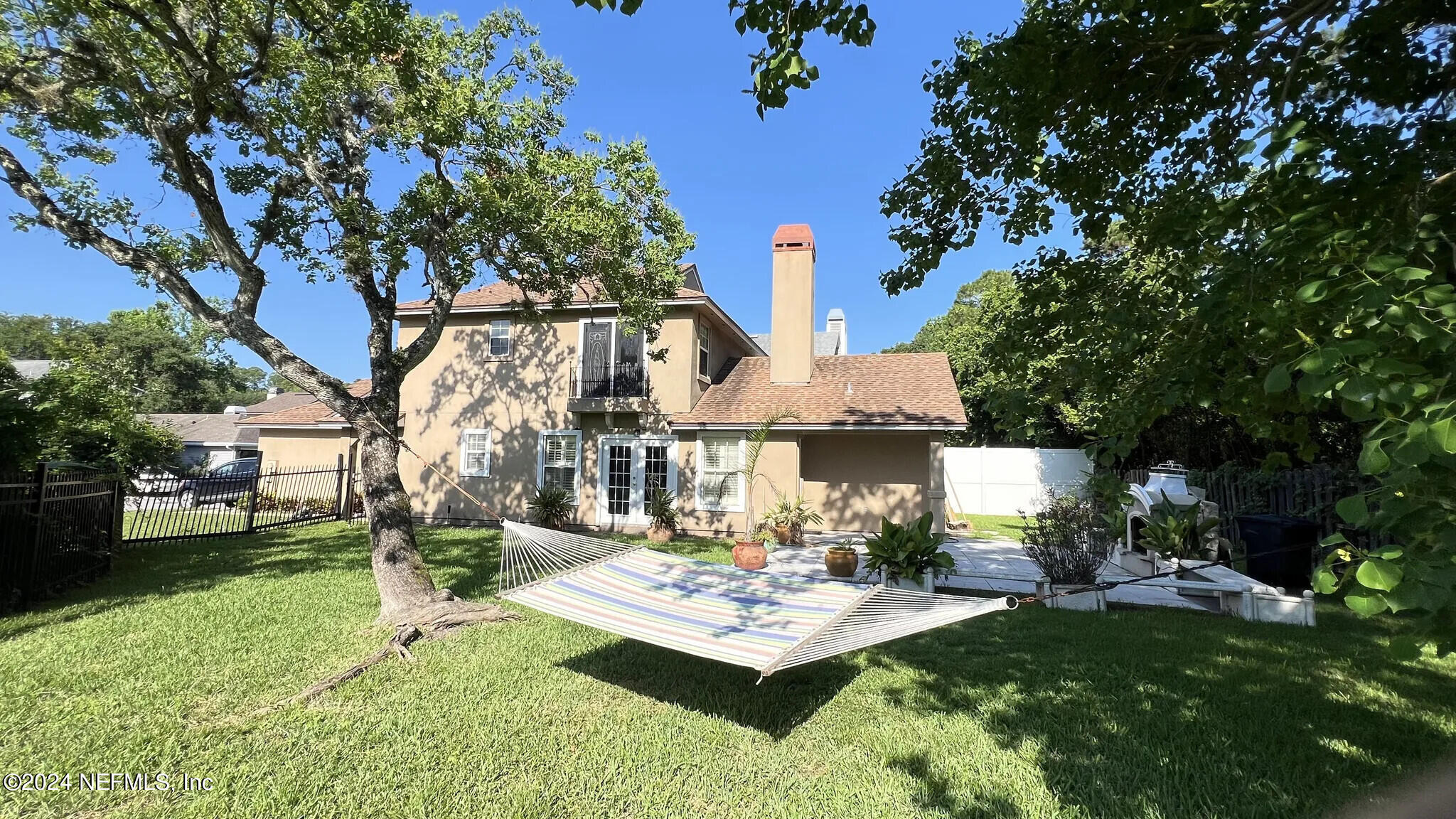 a view of a house with backyard and sitting area