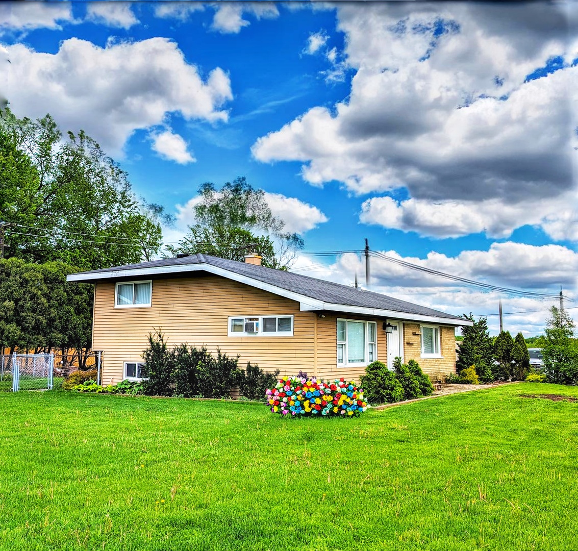 a view of a yard in front of house