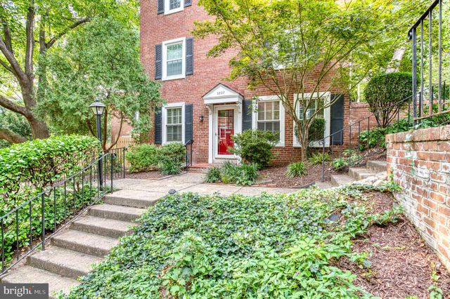 $460,000 | 2827 South Abingdon Street, Unit 2233 | Fairlington Villages