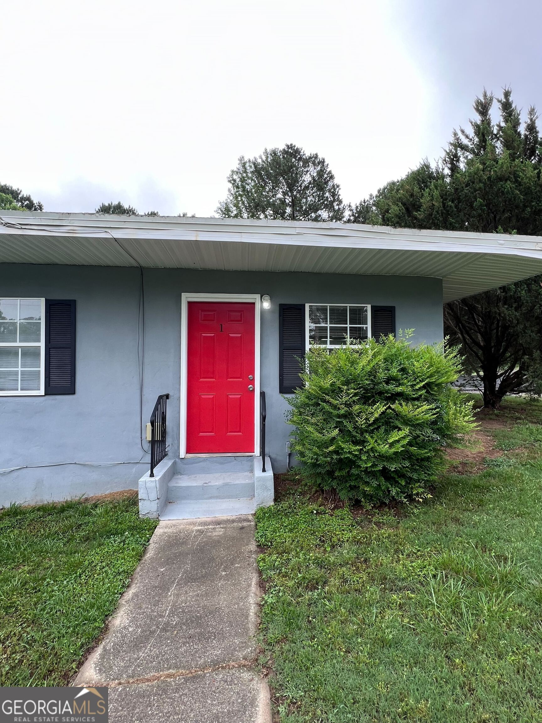 a view of front of house with a yard