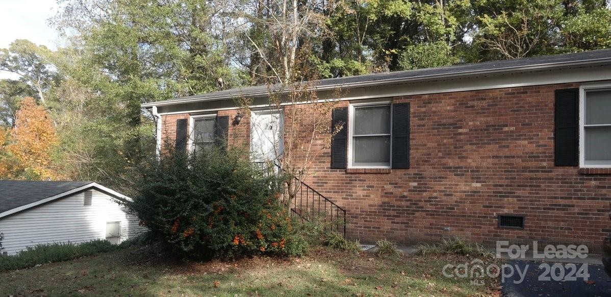 a view of house with a yard