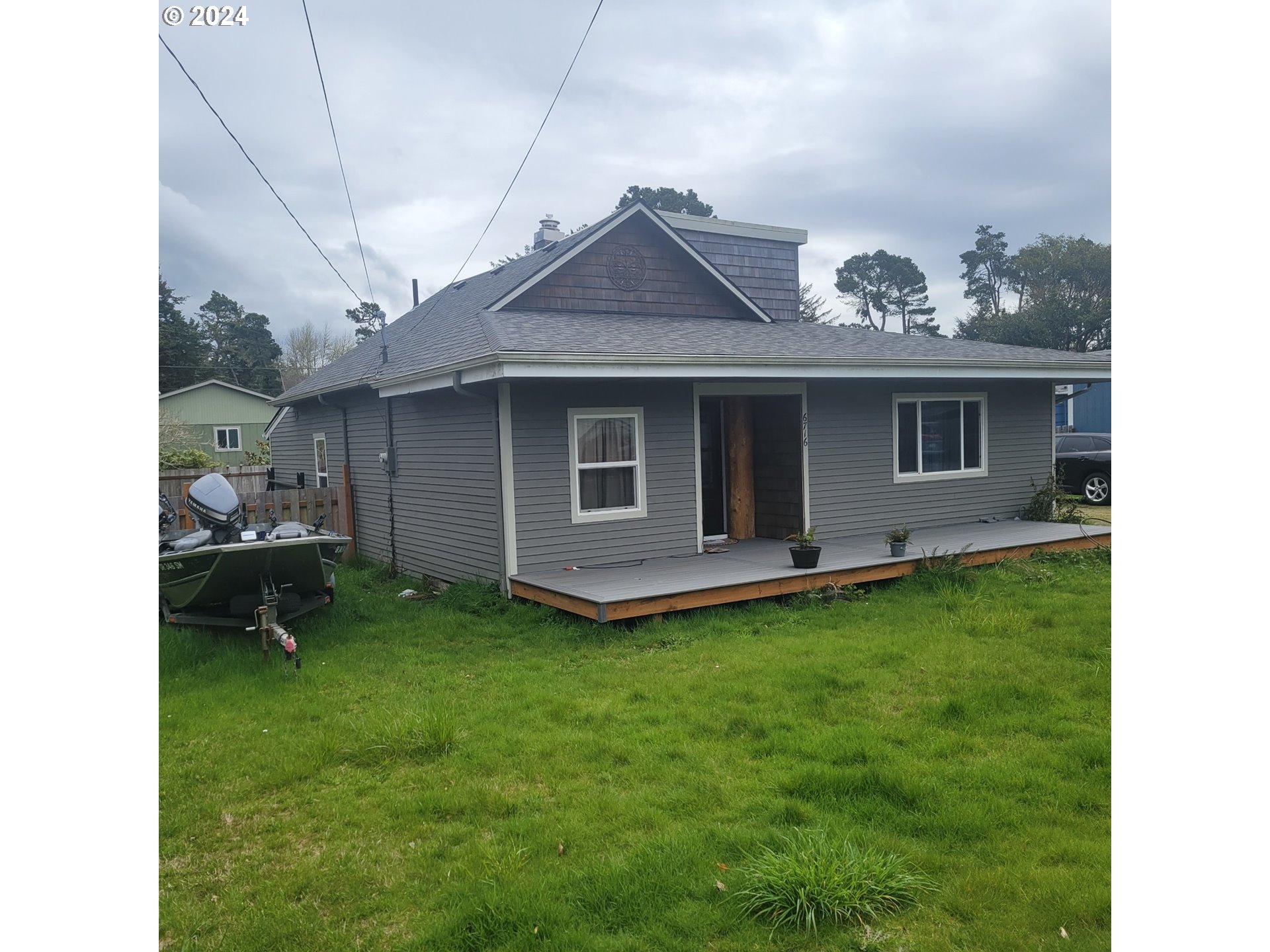 a view of a house with a backyard