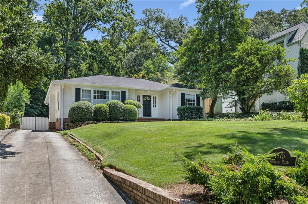 a view of a house with backyard and garden