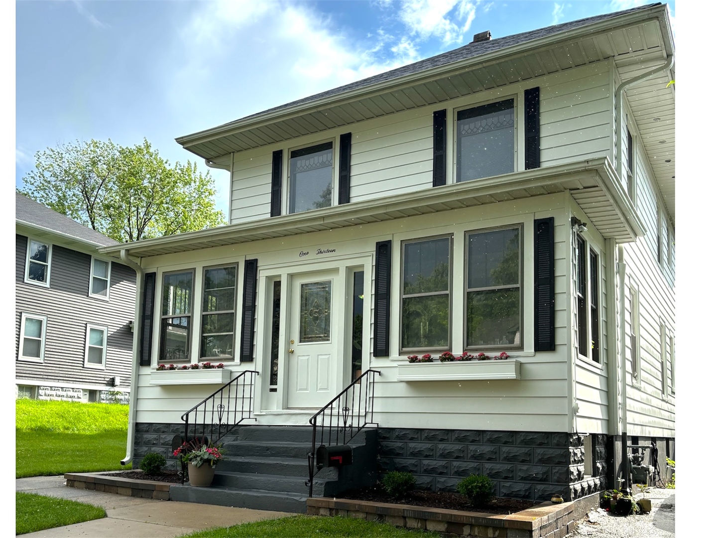 a view of house with a yard