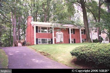 a view of a house with backyard