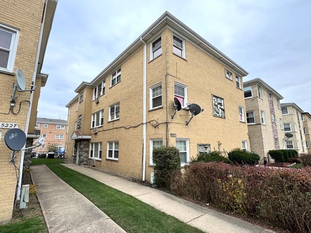 $249,900 | 5223 North Oakview Avenue, Unit 2W | O'Hare