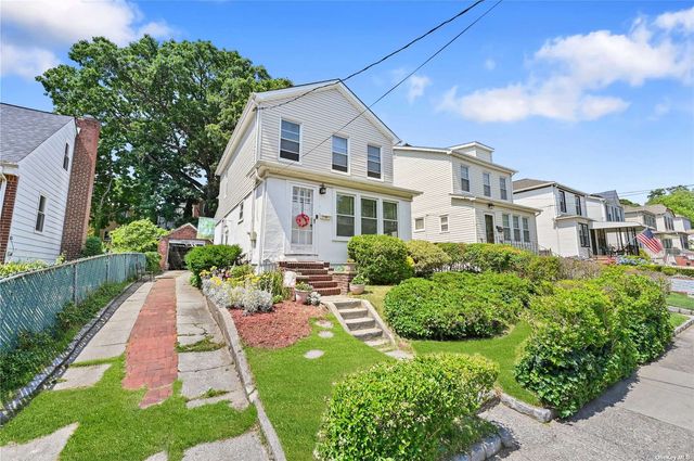 $929,000 | 249-11 Thebes Avenue | Little Neck