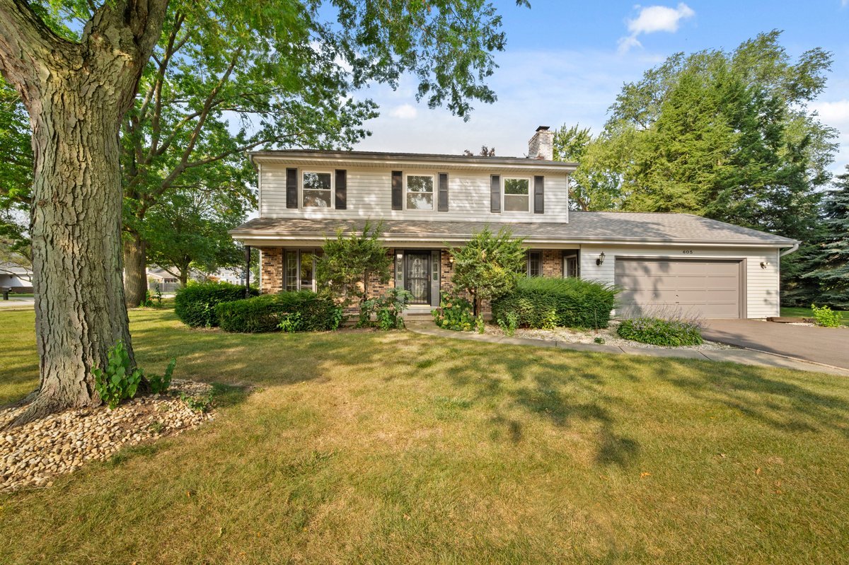 a view of a yard in front of house