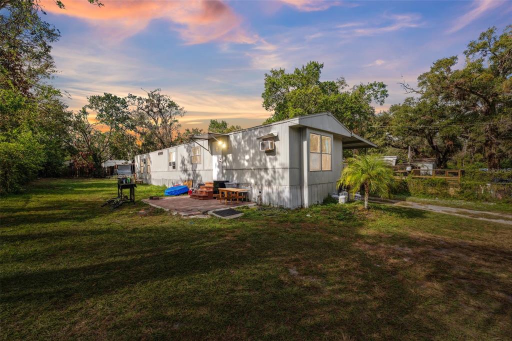 a view of a house with a yard