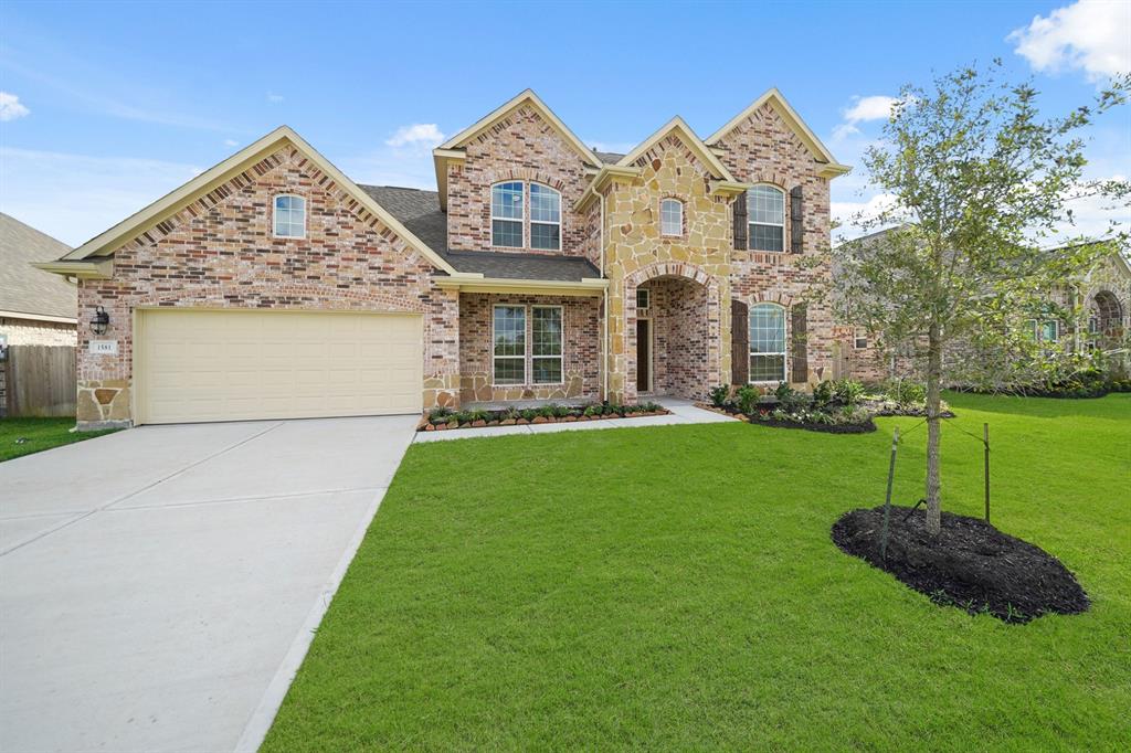 a view of a front of house with a yard