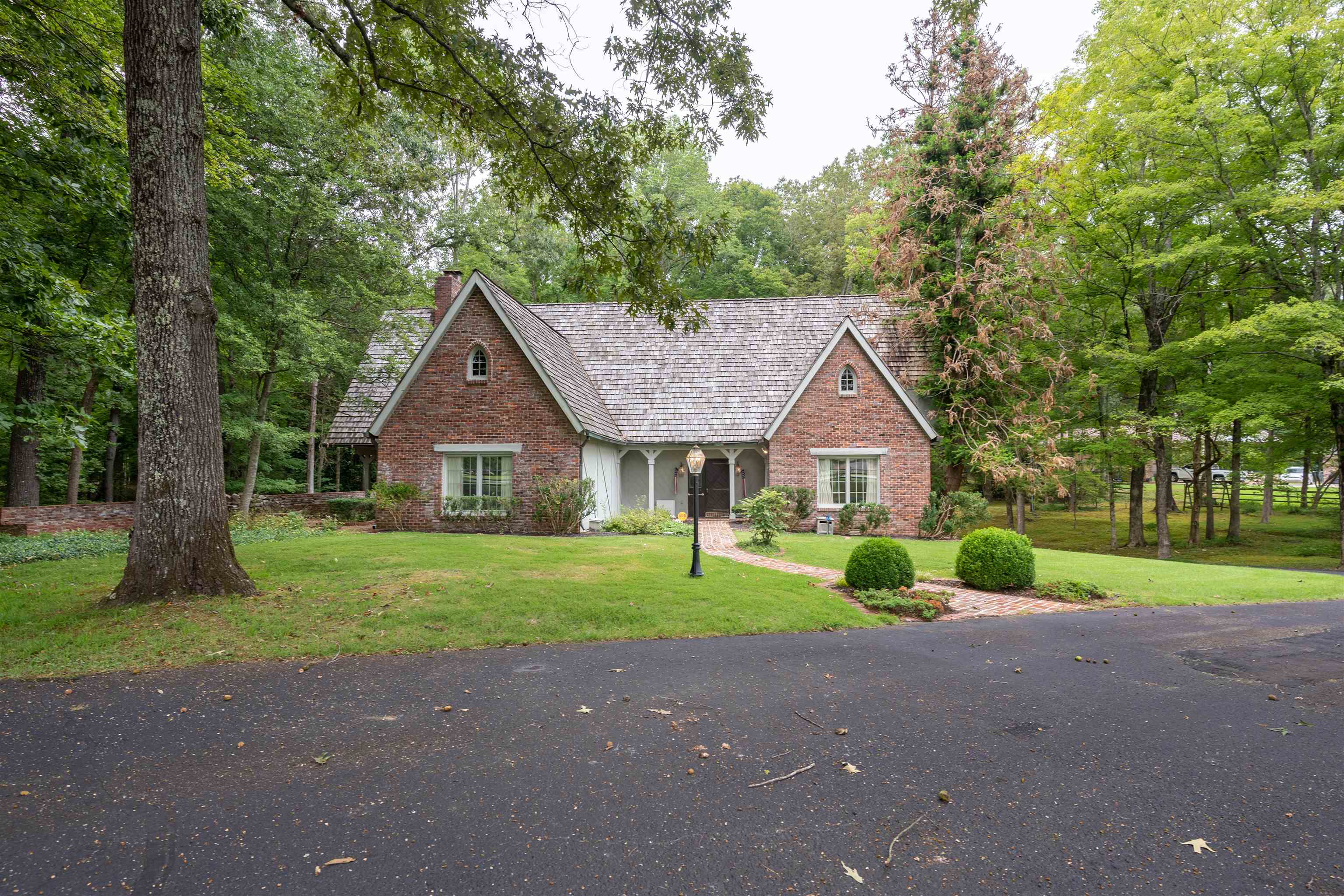 View of front of property featuring a front yard