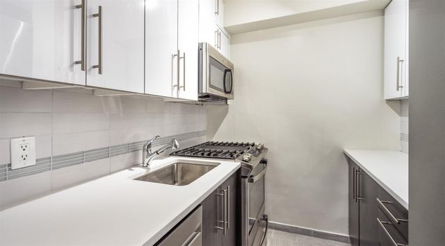 $5,995 | 300 East 51st Street, Unit 2D | Midtown East