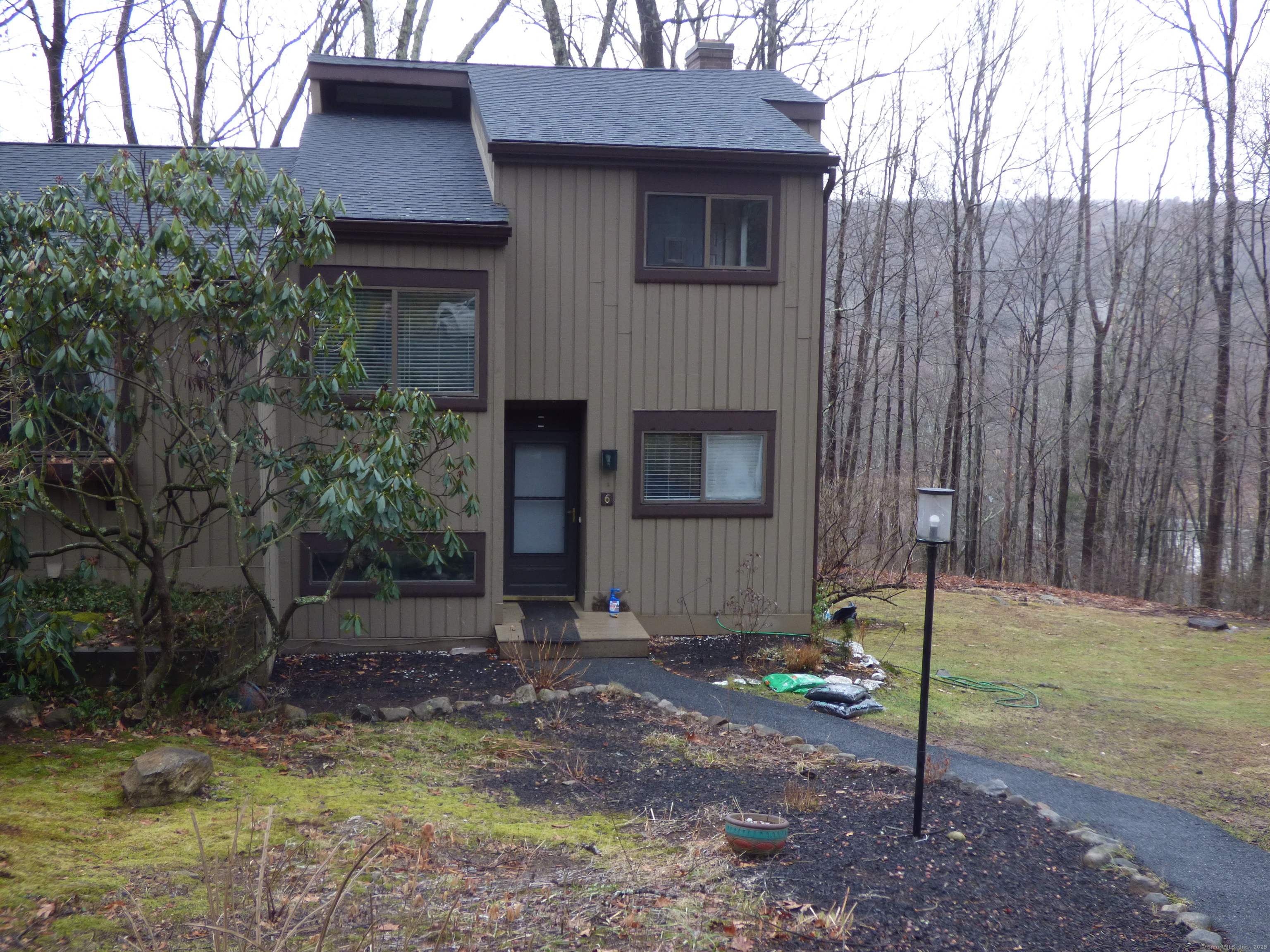 a view of a house with backyard and garden