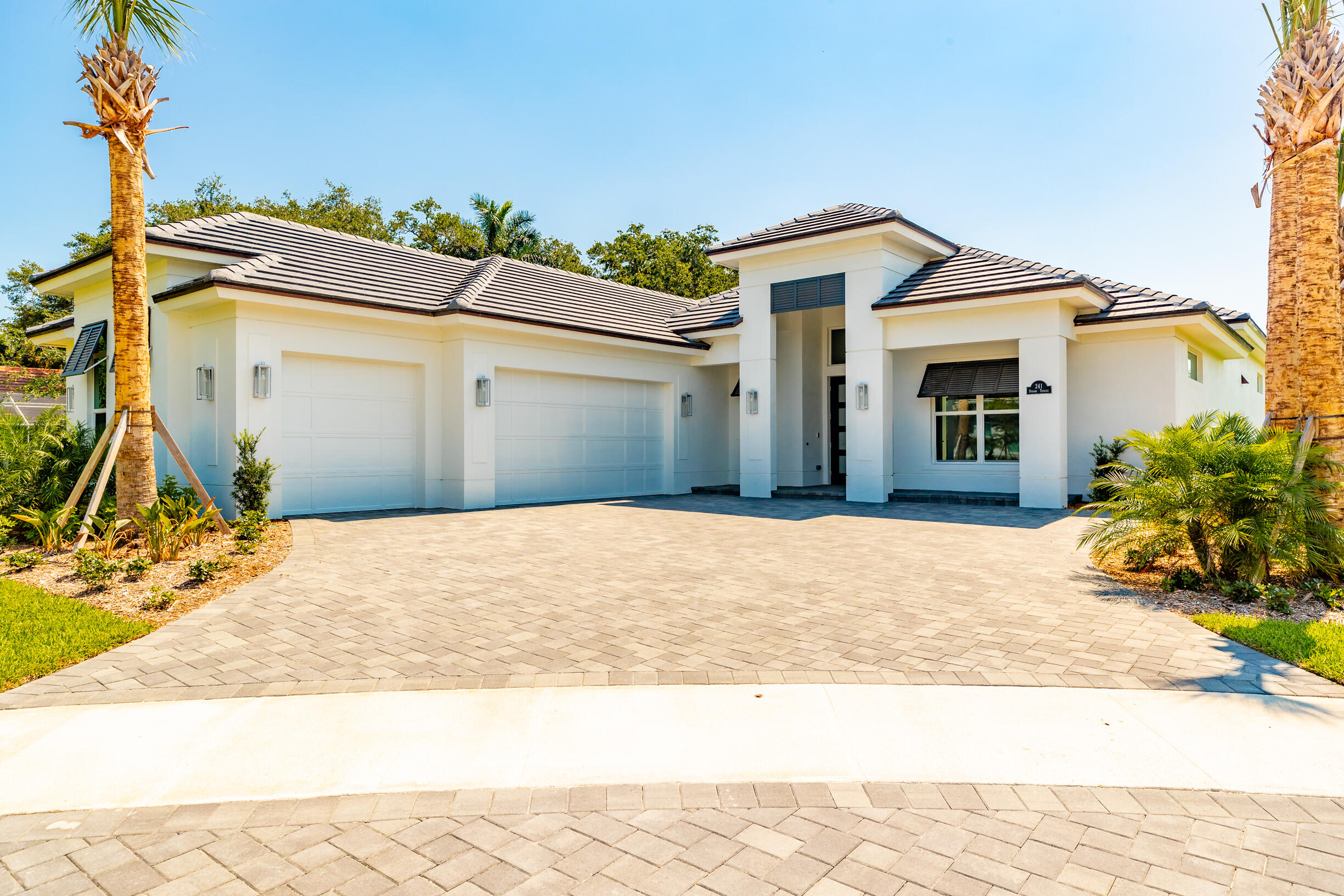 a view of a house with a backyard