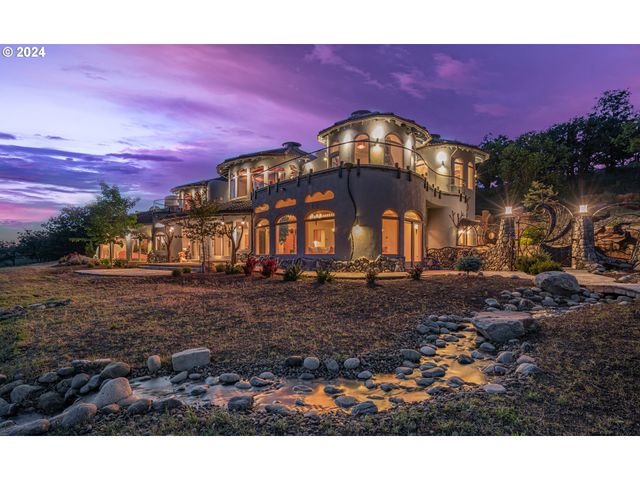 $5,895,000 | 2700 North Valley View Road