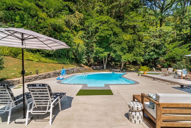 $1,575,000 | 180 Carnavon Parkway | West Meade Park