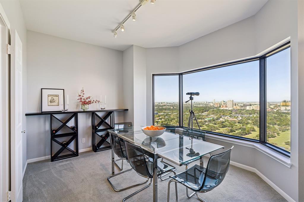 Dining room with unobstructed 32nd floor Northern views.