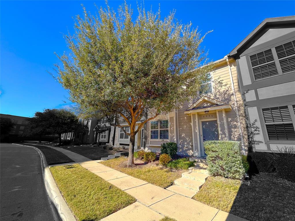 a view of a house with backyard