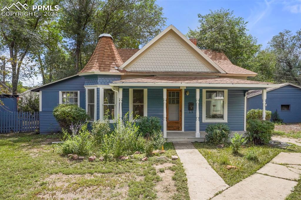 a view of a house with a yard and plants