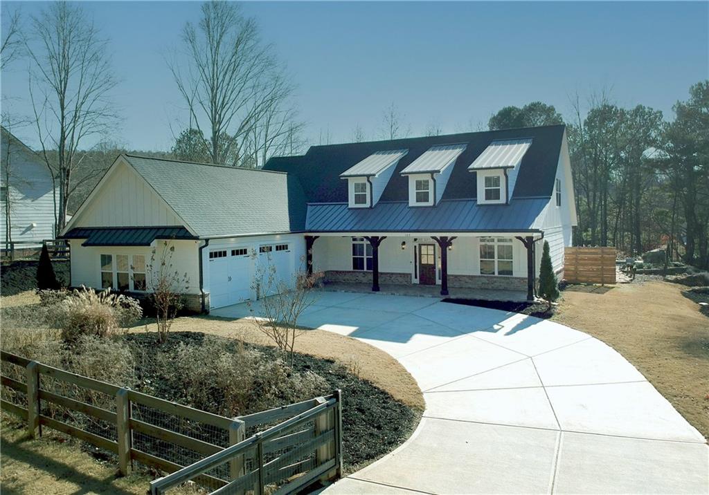 a view of a house with backyard