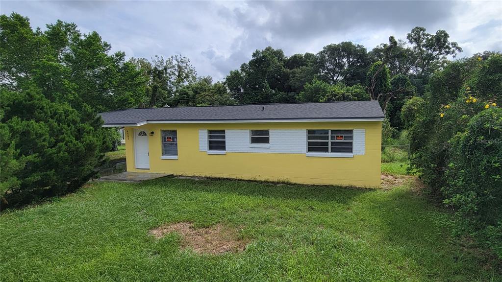 a view of a house with a backyard