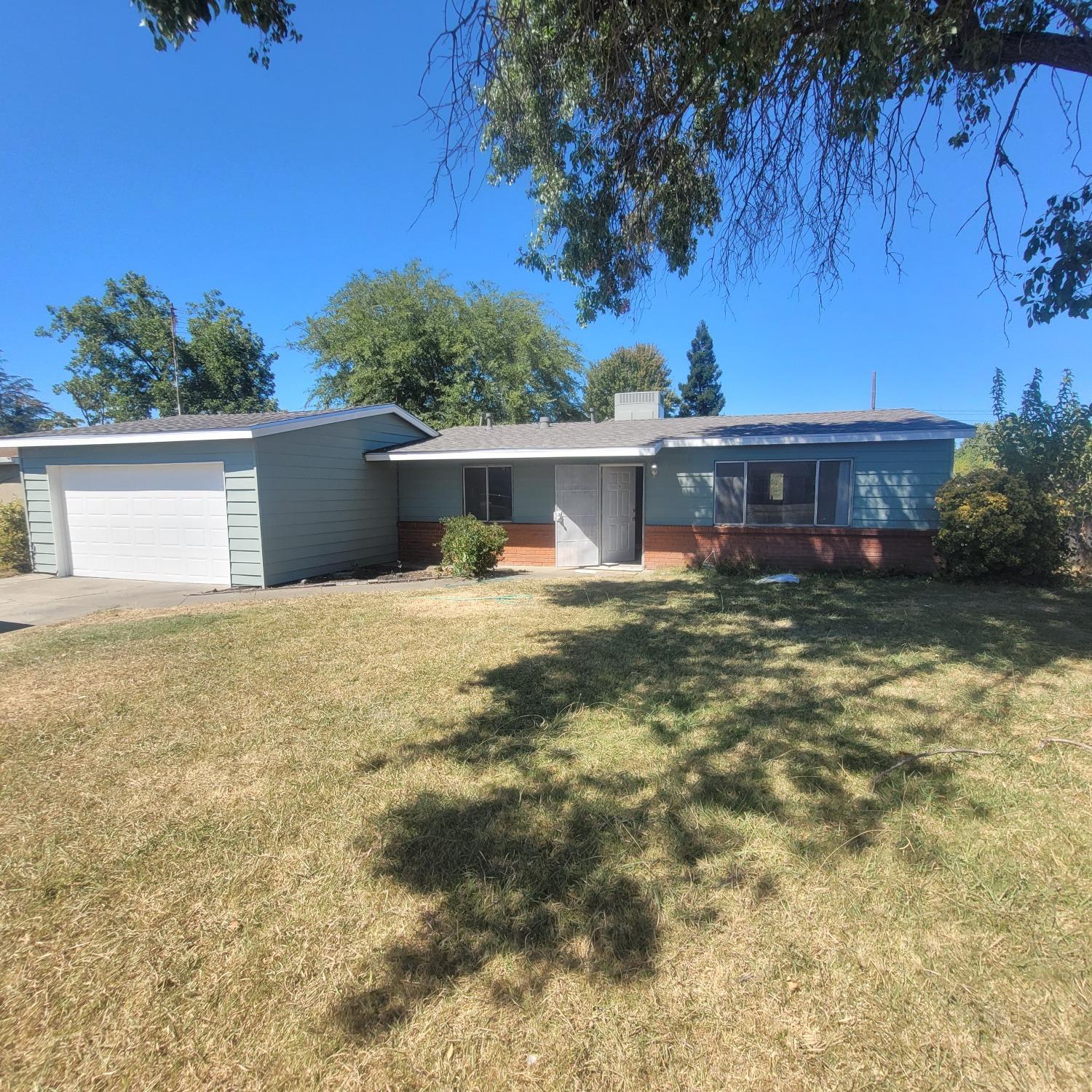 a view of a house with a yard