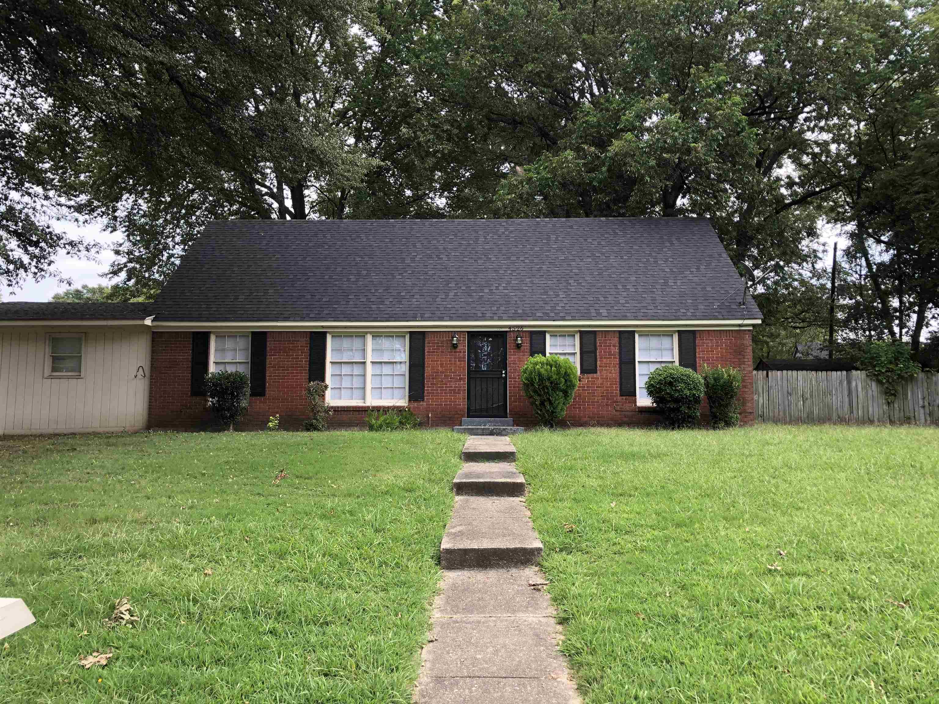 View of front facade with a front yard