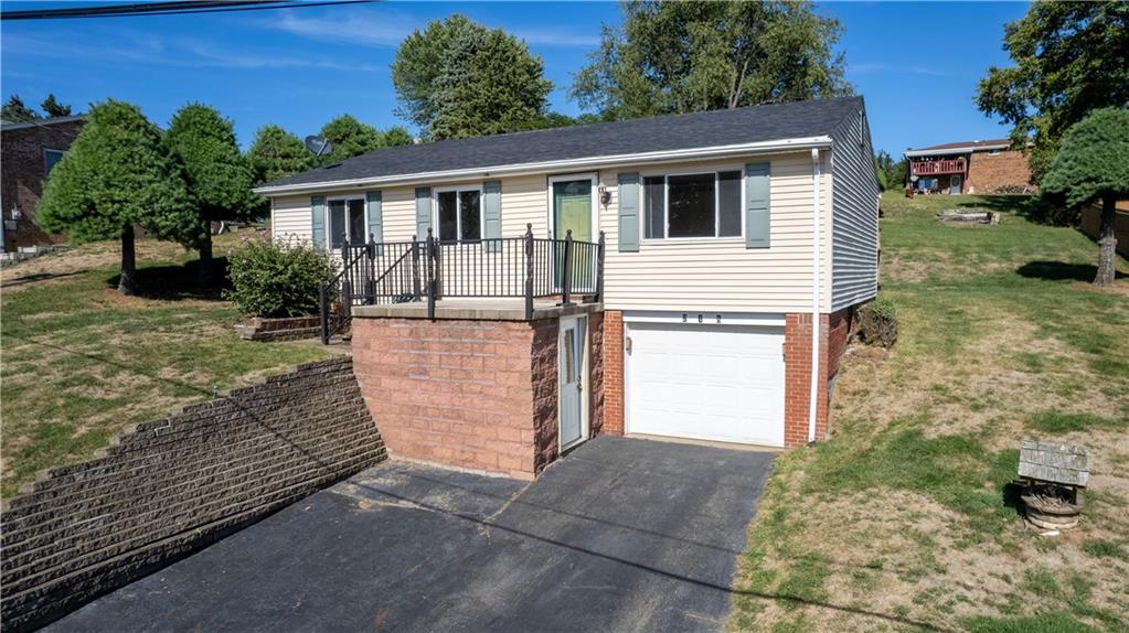 a view of a house with a yard