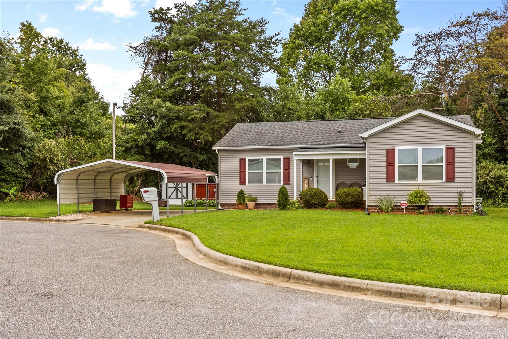 a view of a yard in front of a house