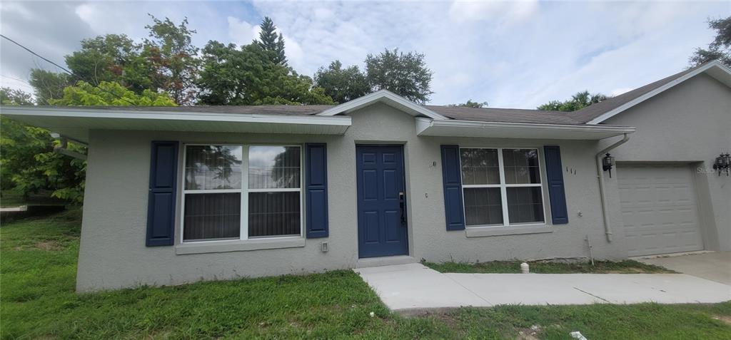 a view of front of a house with a yard