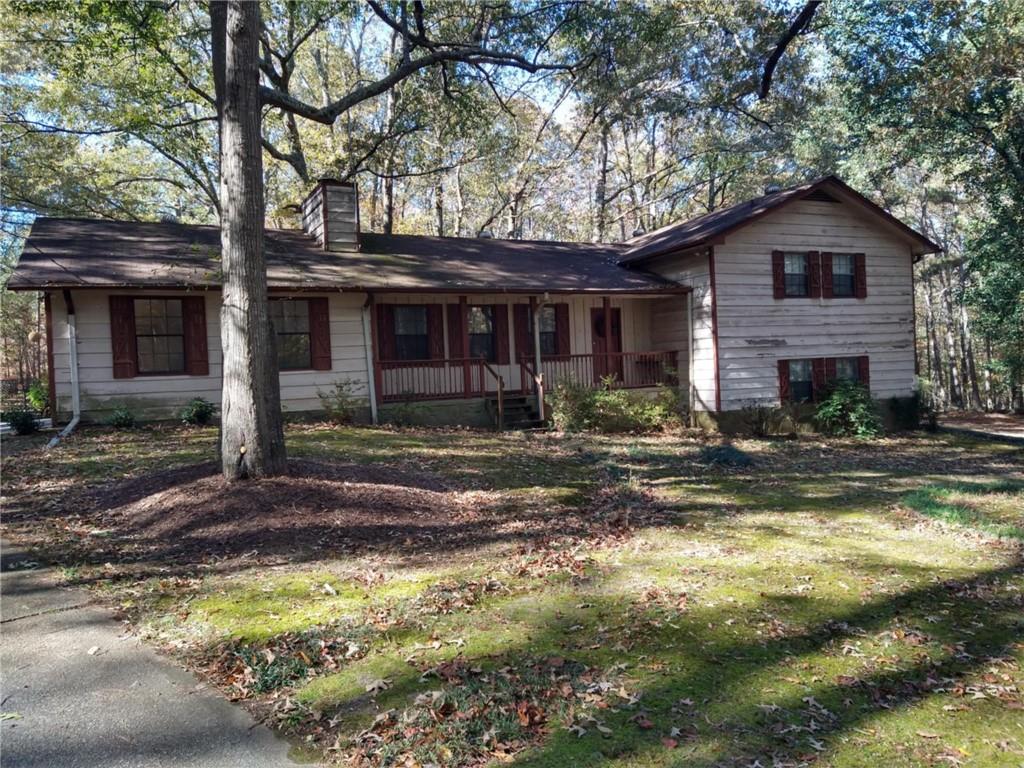 a view of a yard in front of house