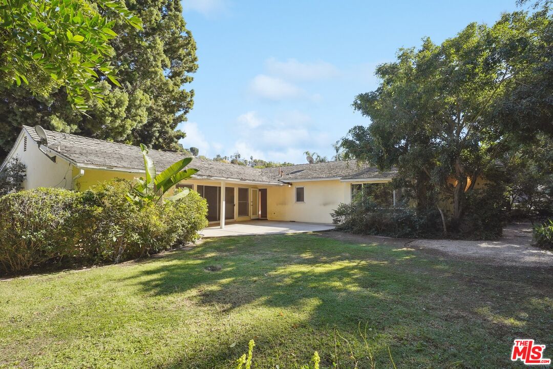 a view of a yard in front of house