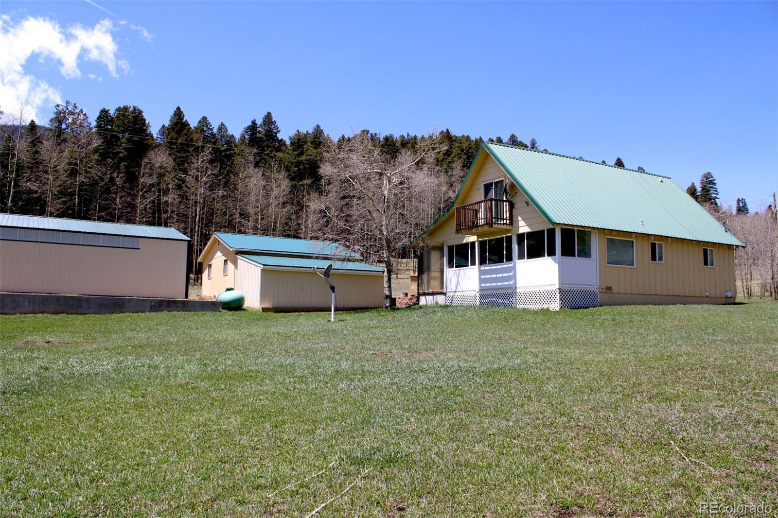 a view of a house with a backyard