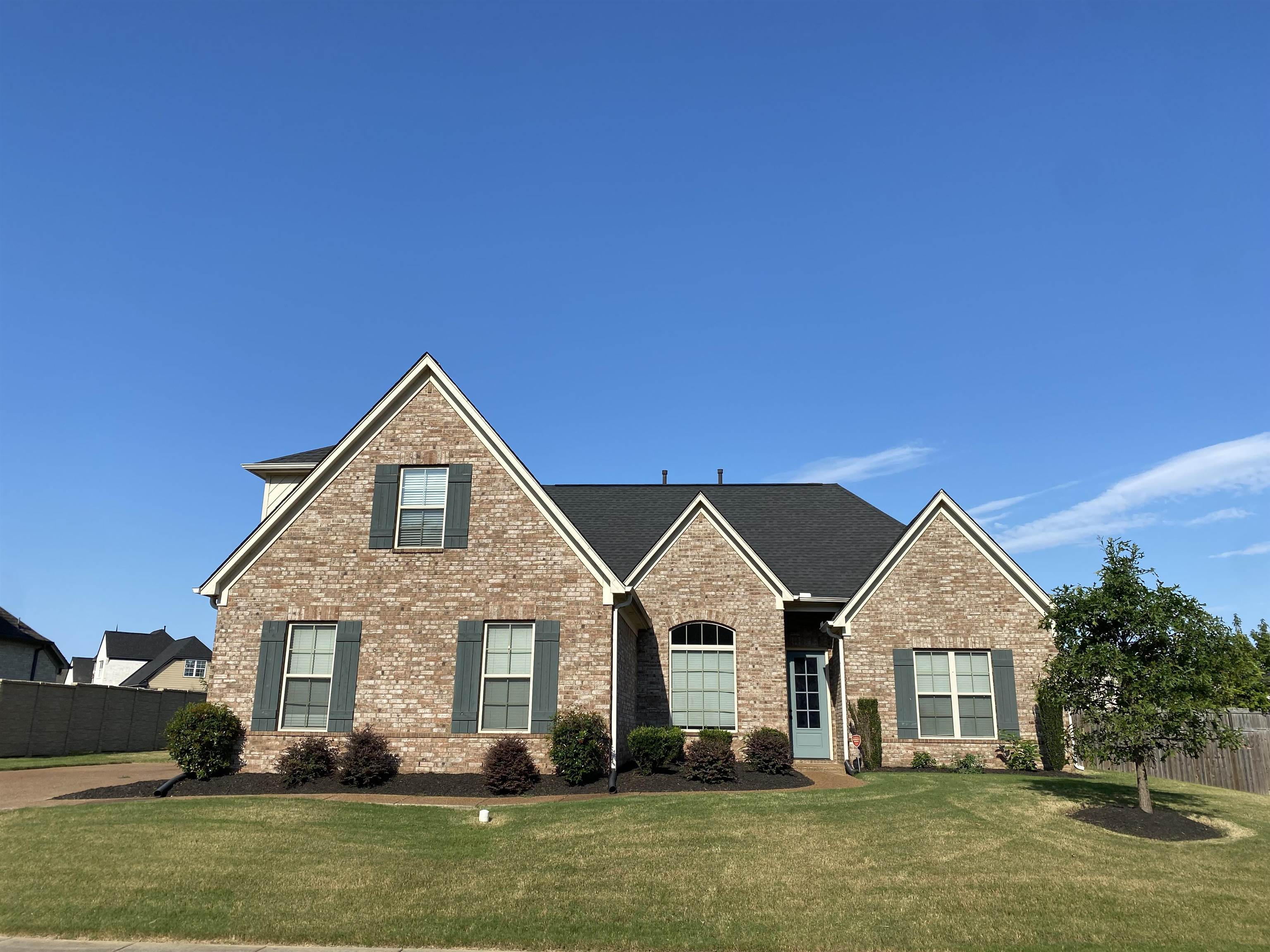 View of front of property featuring a front yard