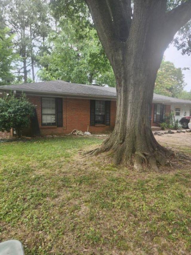 a view of a house with a yard