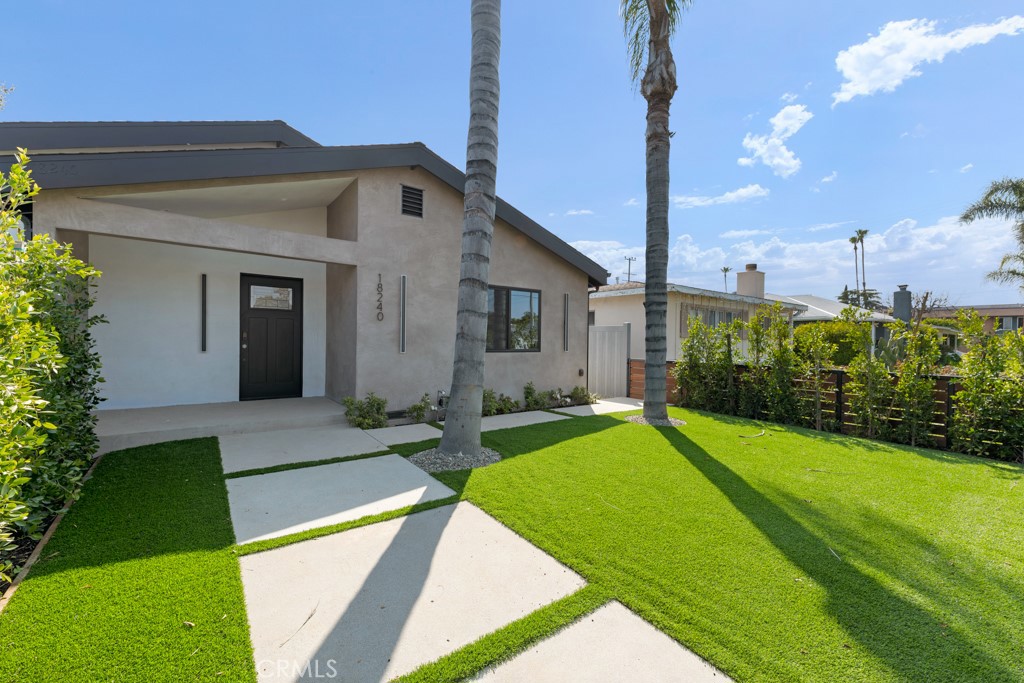 a view of an house with backyard space and garden