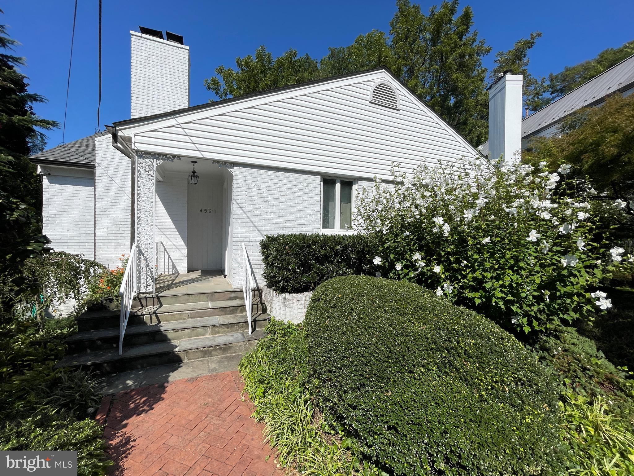 Charming entrance for 4531 Q Place, NW