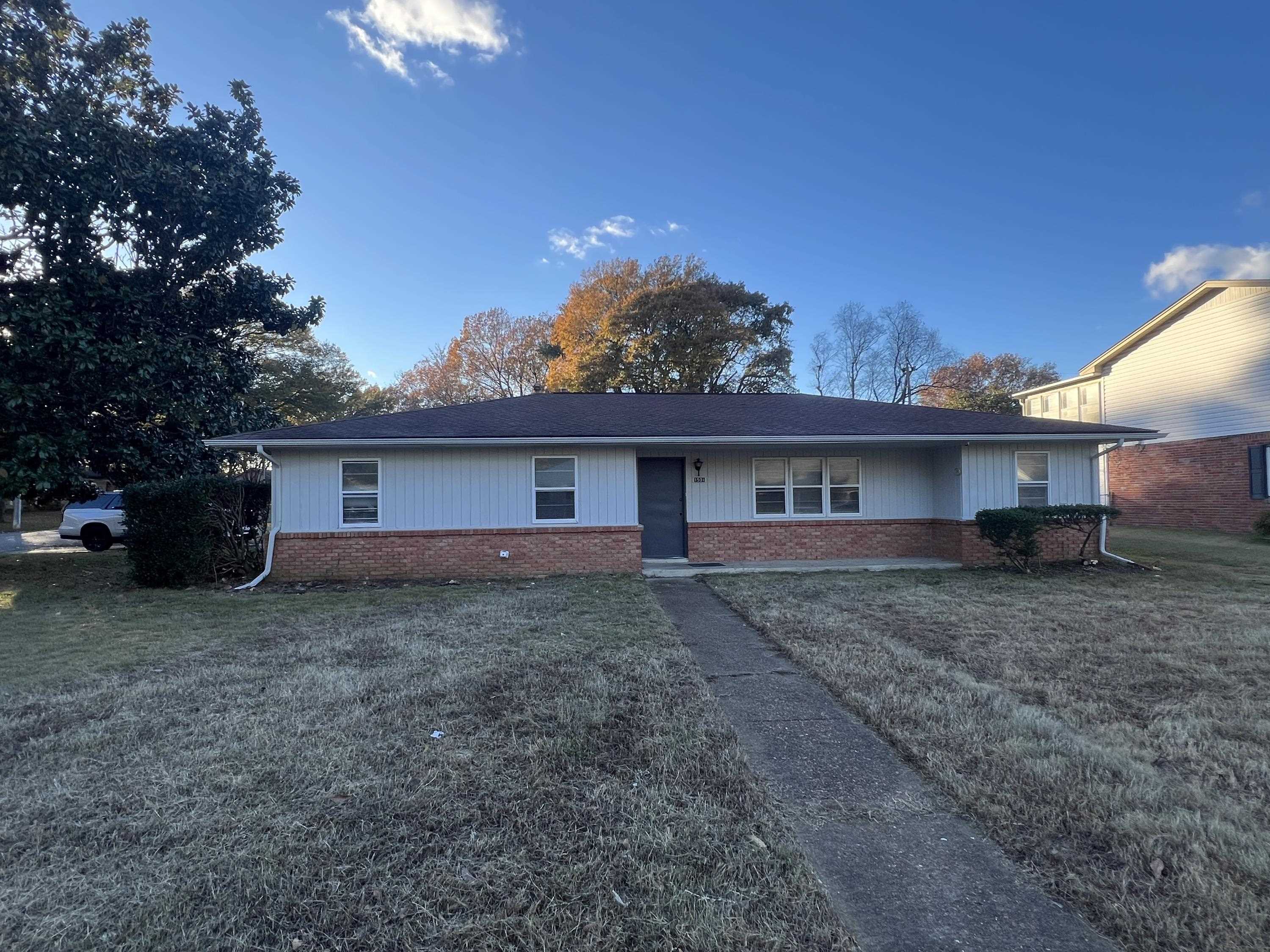 Single story home with a front yard