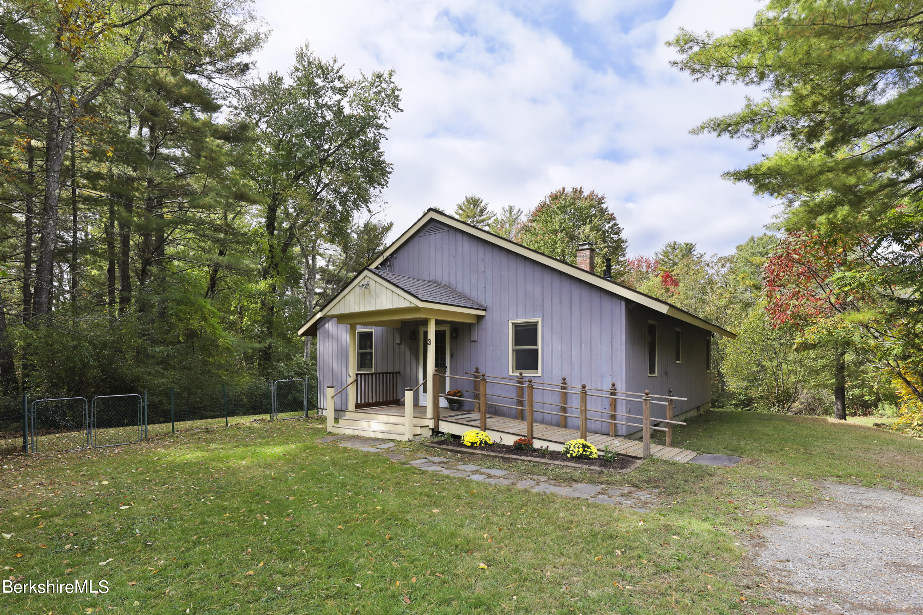 a view of a house with backyard and porch