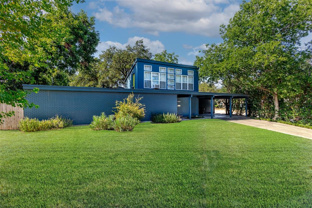 a view of a house with backyard and garden