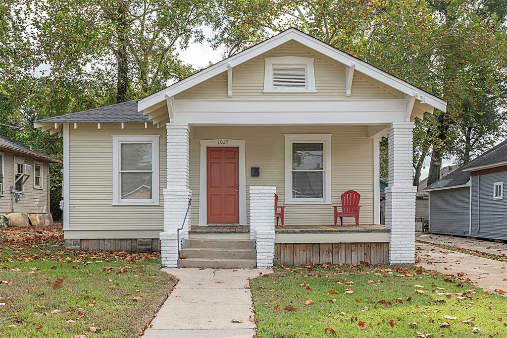 a view of a house with yard