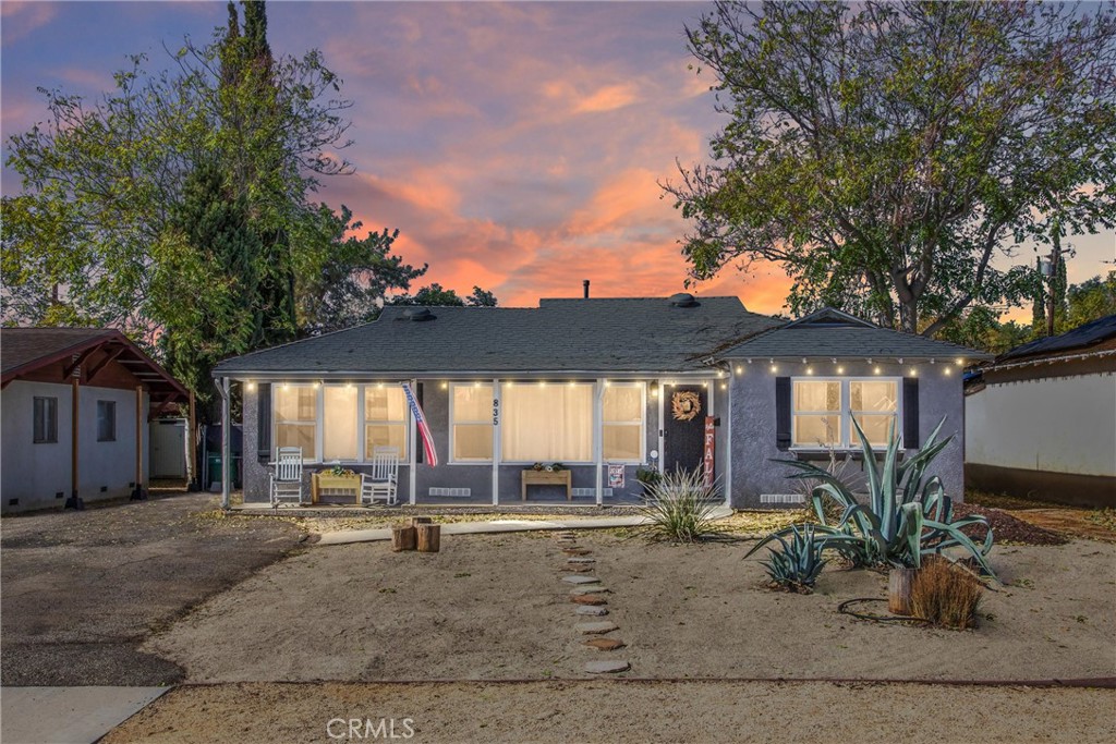 a view of a house with a yard