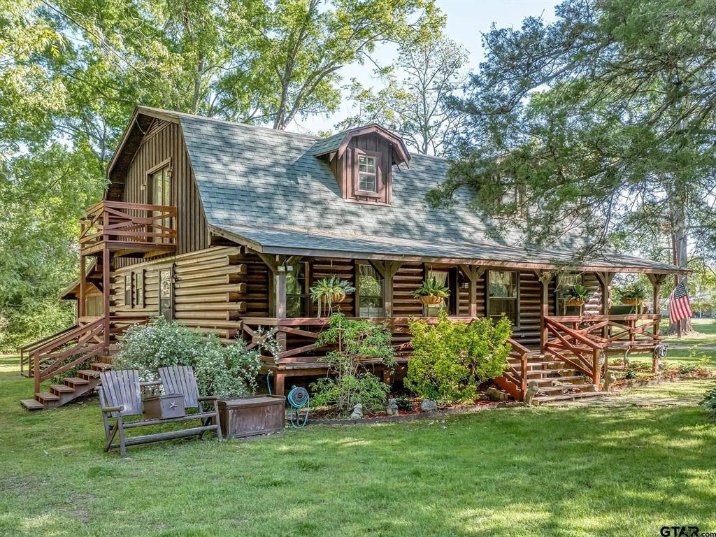 a view of a house with backyard