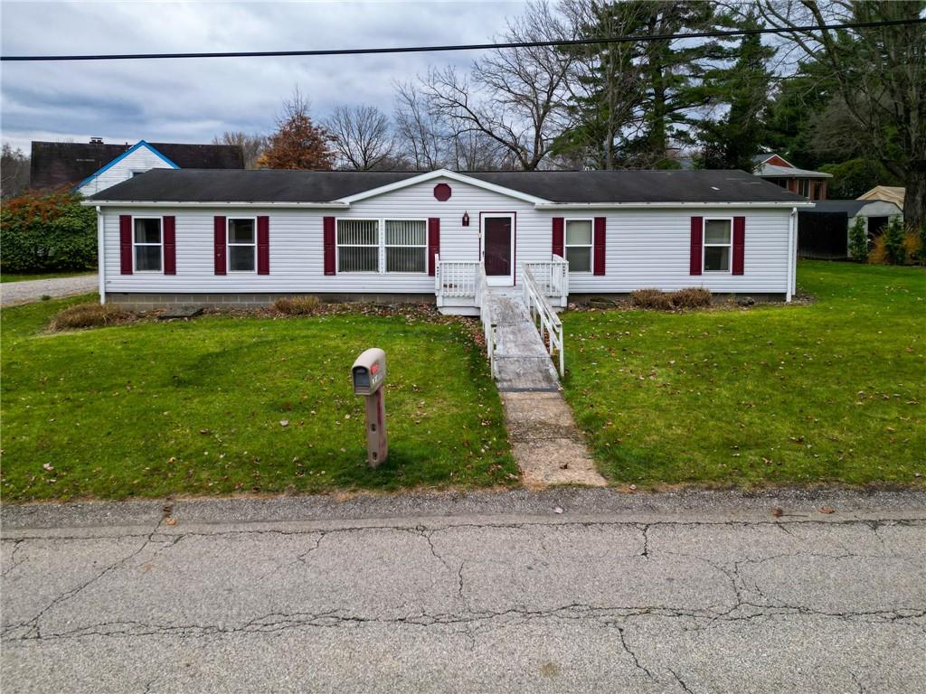 a view of a yard in front of house