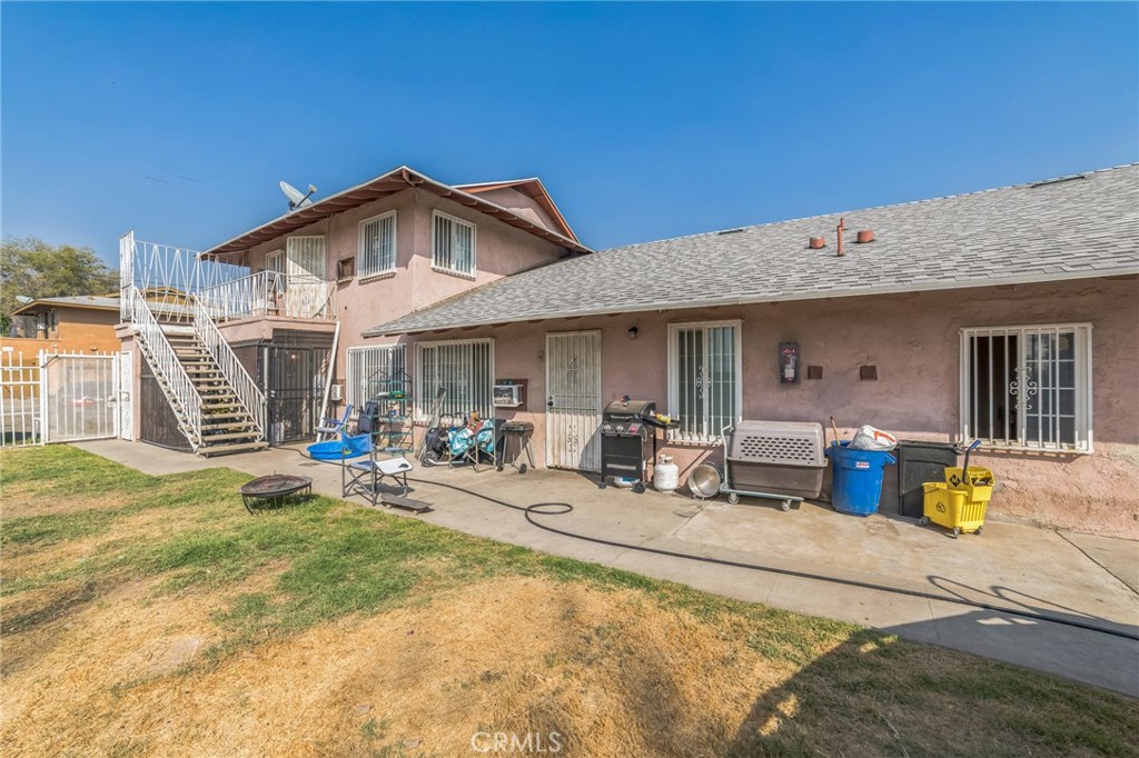 a view of a house with backyard and sitting area